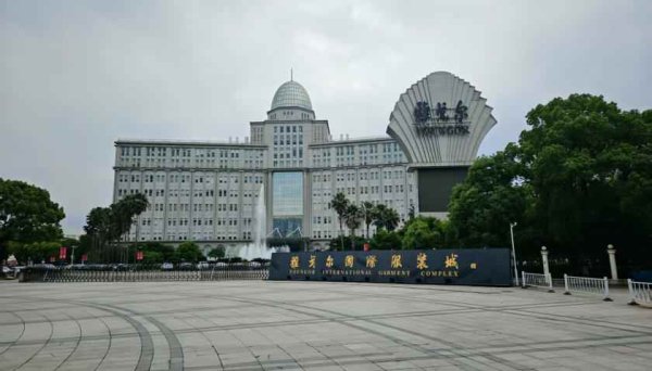 千汇网 直击雅戈尔股东大会：董事长李如成回应业绩下滑、转型收购