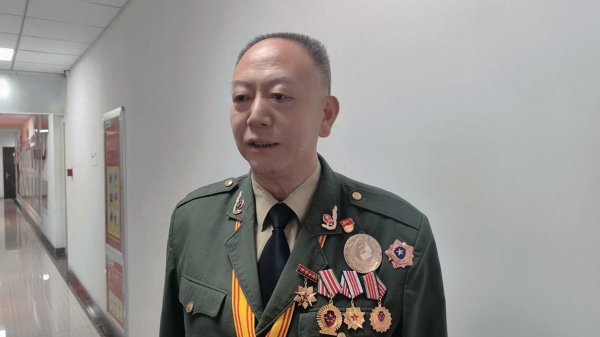 盛瑞德优配 【纪念抗战胜利80周年】退役老兵吕建明: 勋章映荧屏 热泪颂强军