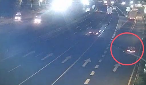 亿润配资 事发上海往金华高速上！新能源车突然“罢工”，男子蛮力推行2公里到服务区…